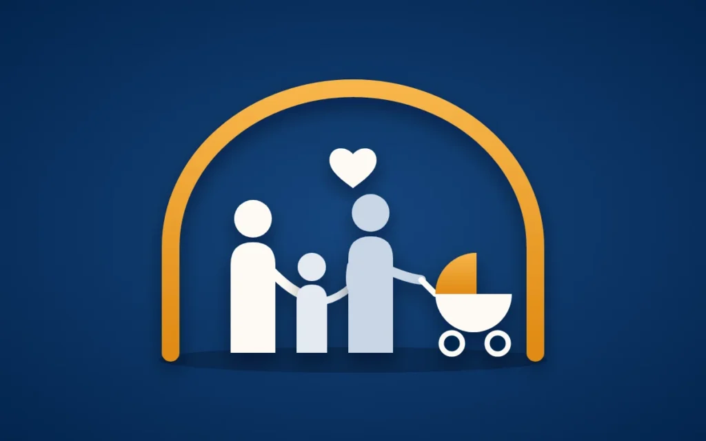 Familie absichern: zwei Erwachsene mit Kind und Kinderwagen unter einem schützenden goldenen Bogen.